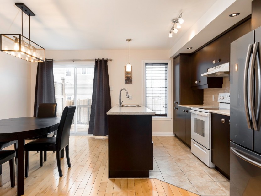 2555 Rue du Pont Photo 10