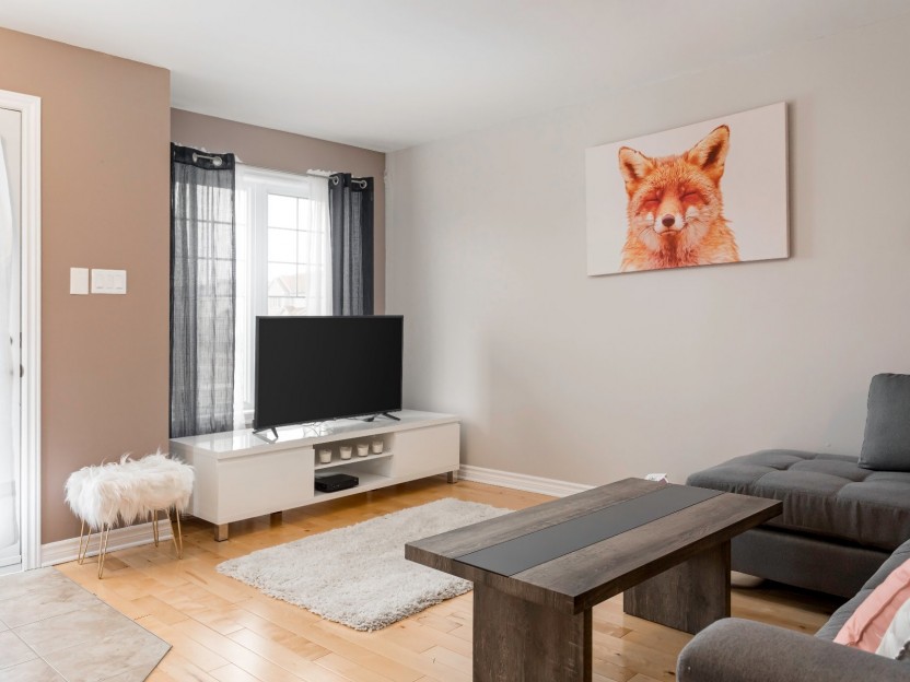 2555 Rue du Pont Photo 4