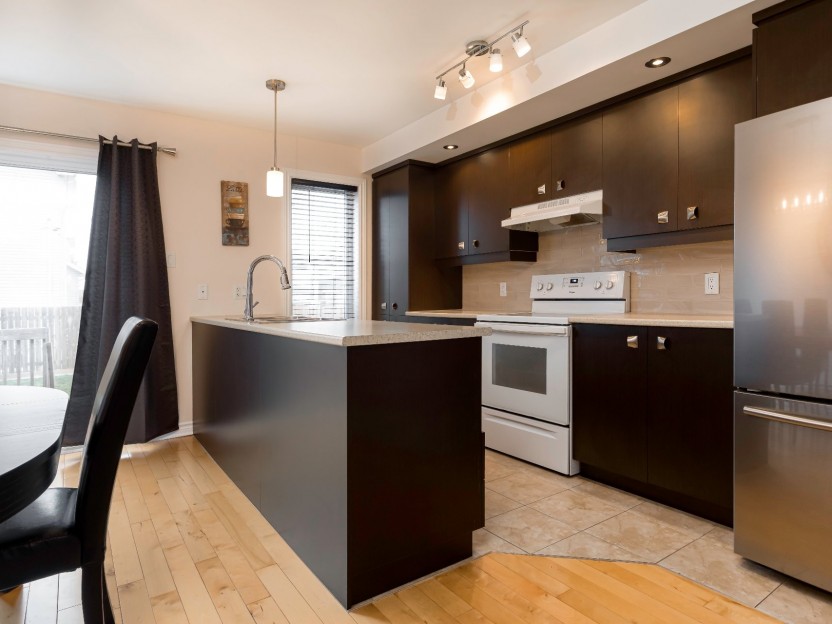 2555 Rue du Pont Photo 8