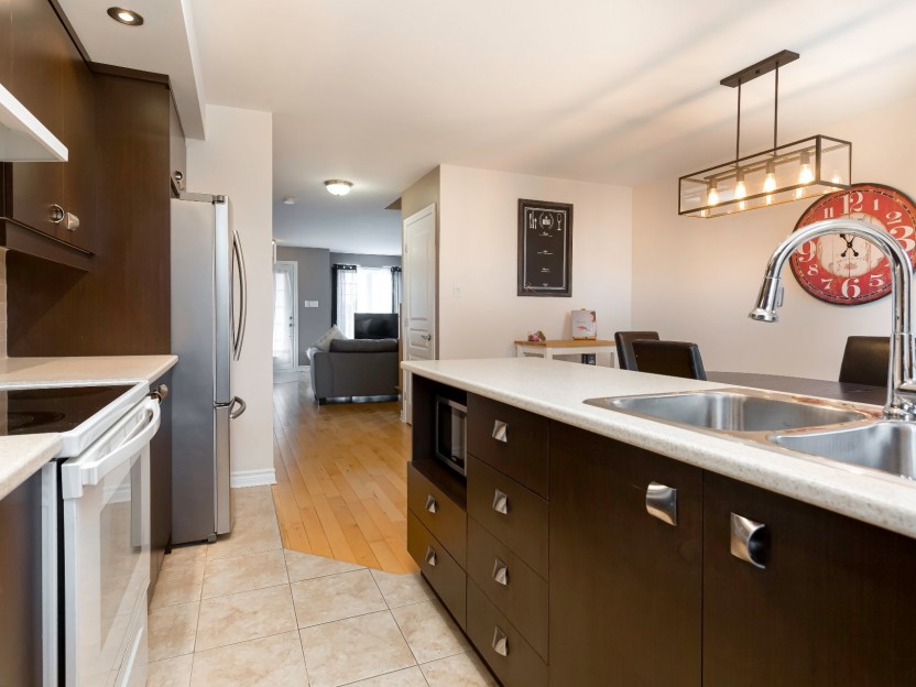 2555 Rue du Pont Photo 9