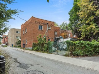 4351-4357 Av. Laval Photo 3