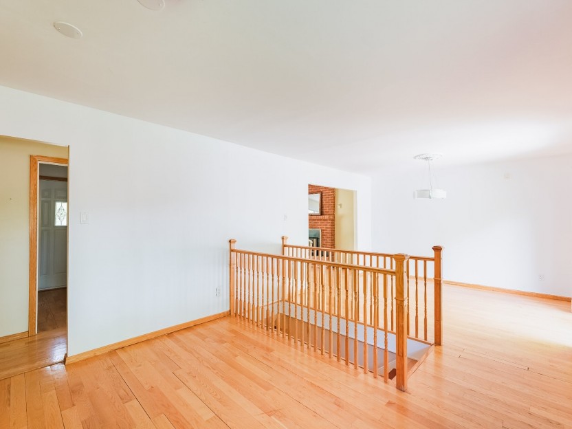 571 Beaurepaire Drive Photo 10