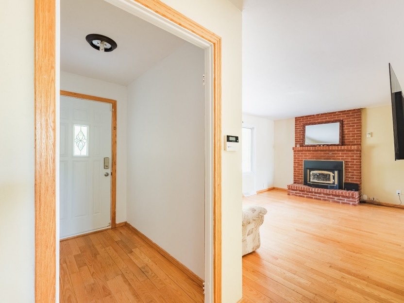 571 Beaurepaire Drive Photo 2
