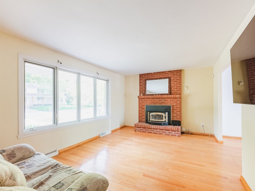 571 Beaurepaire Drive Photo 3