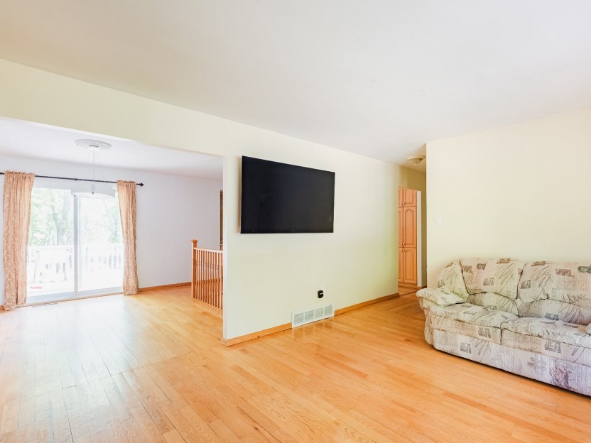 571 Beaurepaire Drive Photo 4