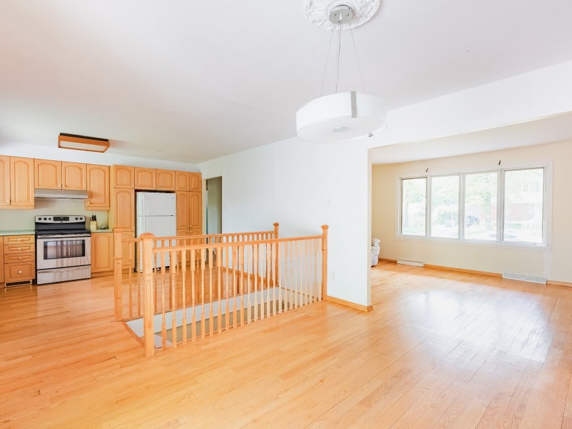 571 Beaurepaire Drive Photo 7
