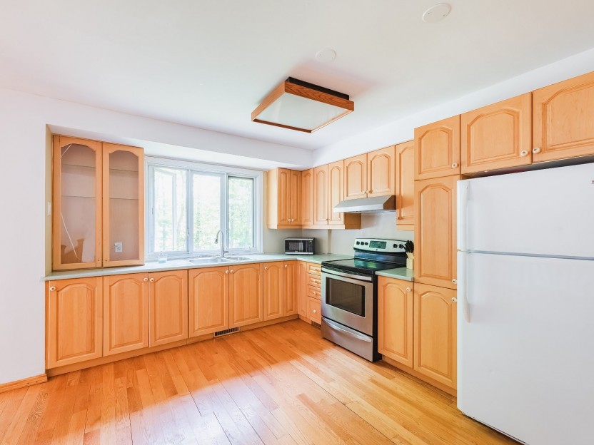 571 Beaurepaire Drive Photo 9